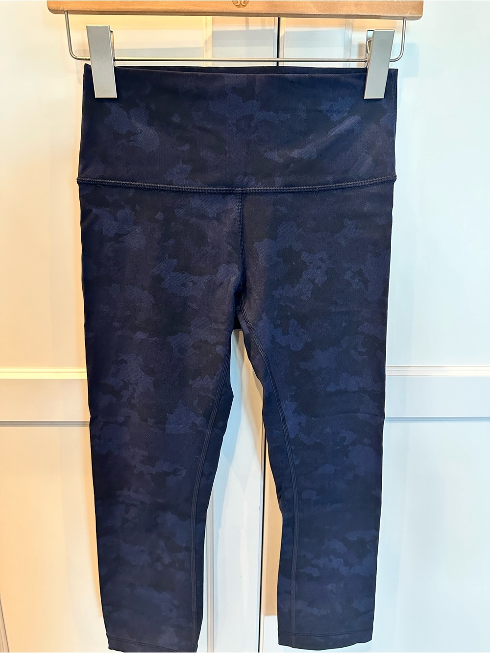 lululemon athletica wunder under black and dark blue camo 21” luxtreme crop